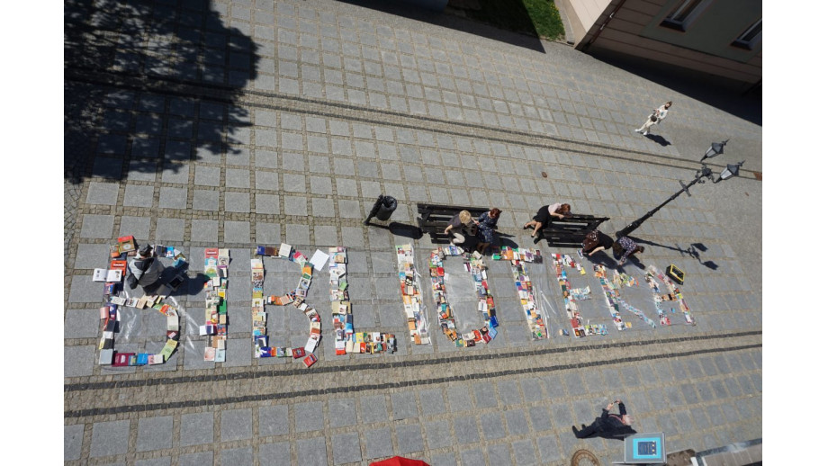 Biblioteczny happening książkowy w Łomży