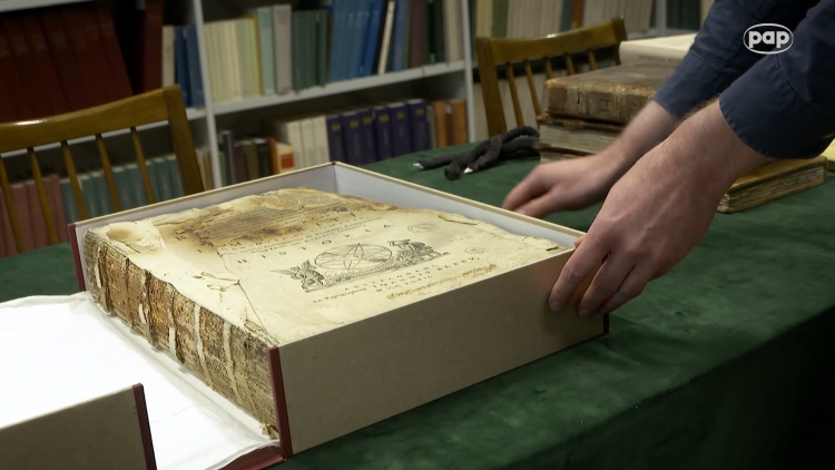 Biblioteka Narodowa przechowuje książkę ocalałą po powstaniu warszawskim