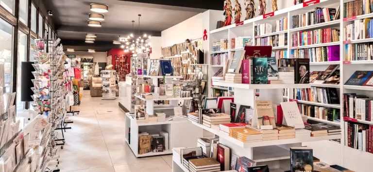 Czytelnik zagląda do kieszeni. "Książka staje się produktem luksusowym"