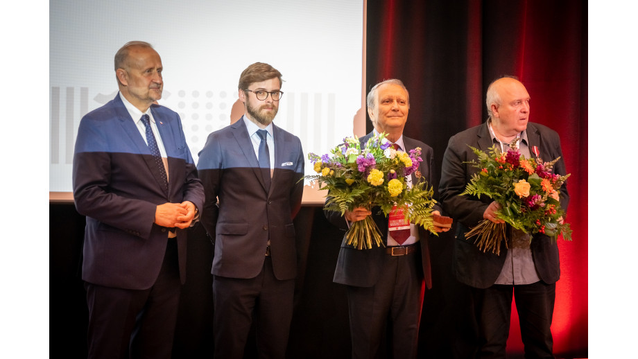 Dwaj tłumacze odznaczeni medalami Zasłużony Kulturze Gloria Artis