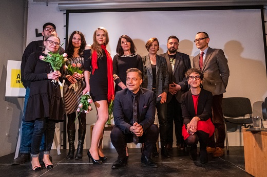 Marek i Tomasz Sekielscy oraz Ewa Ewart z nagrodami Pióro Nadziei 