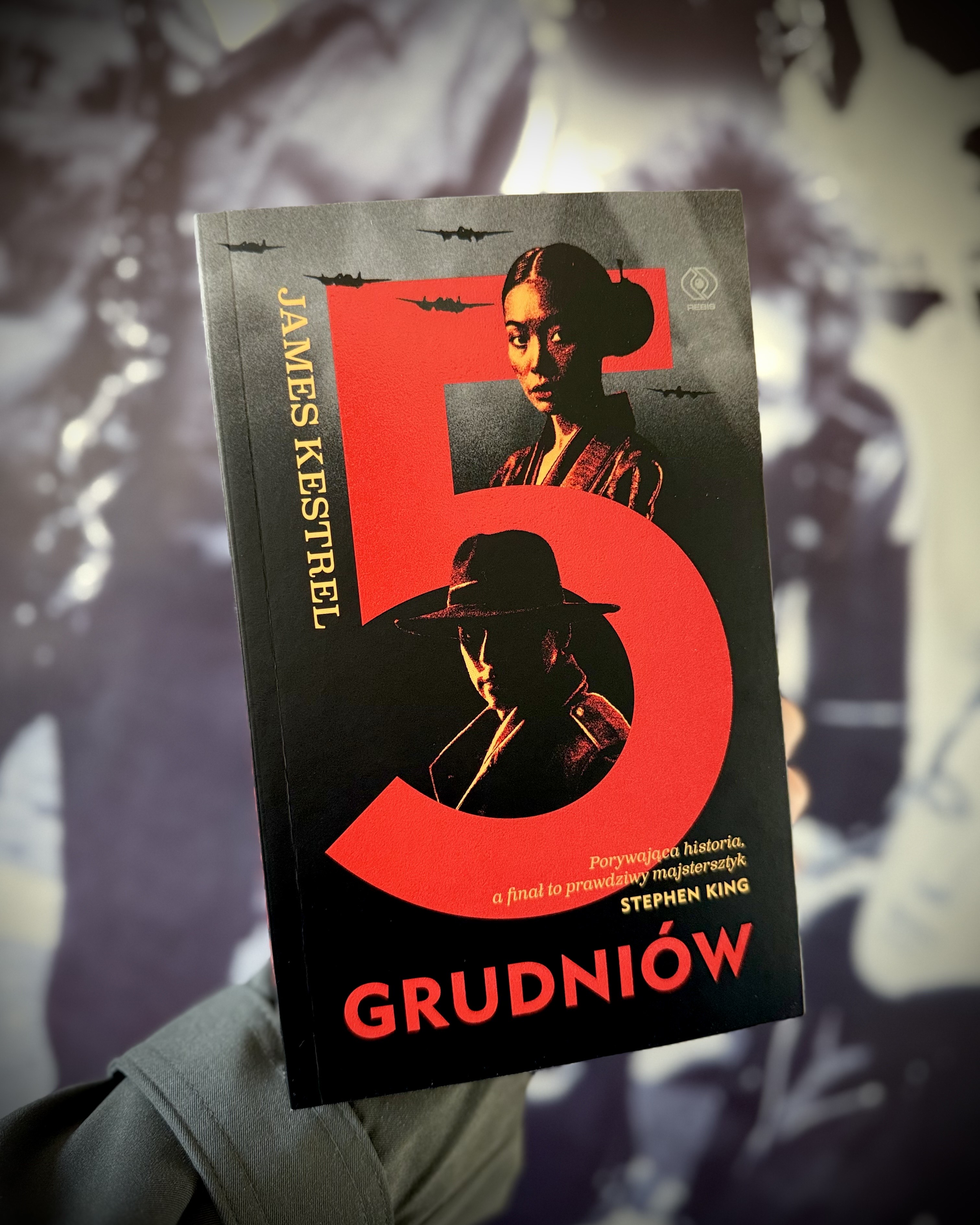 "porywająca historia, a finał to prawdziwy majstersztyk" - tak Stephen King pisze o powieści 5 Grudniów!