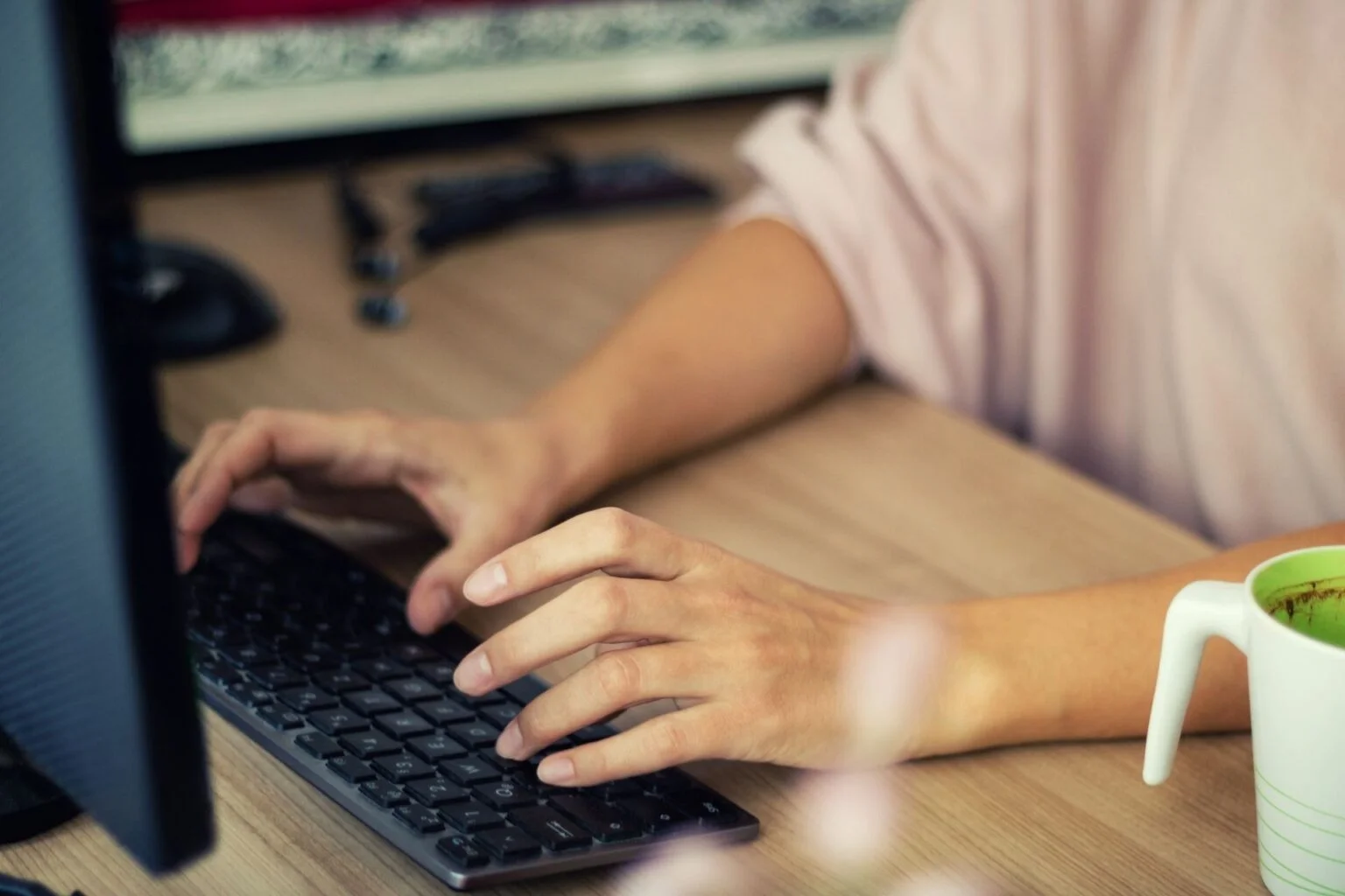 Sztuczna inteligencja generuje teksty o takiej samej wartości, jak te tworzone przez ludzi?