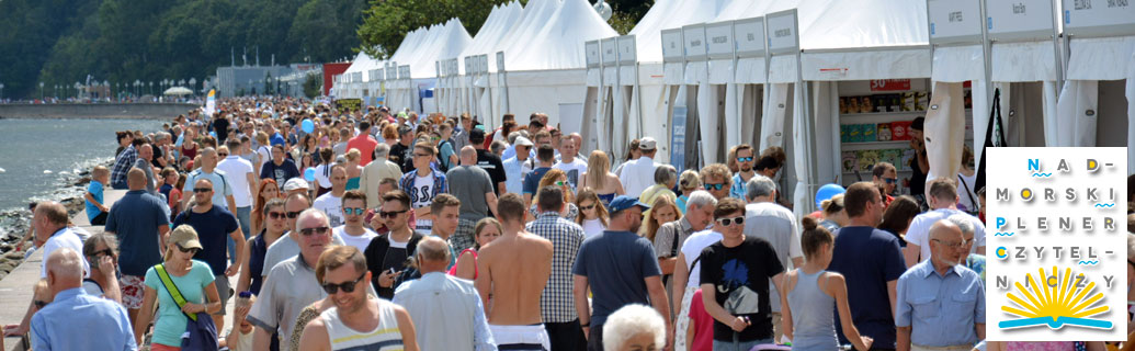 Tłumy na Bulwarze w Gdyni podczas Ósmego Nadmorskiego Pleneru Czytelniczego