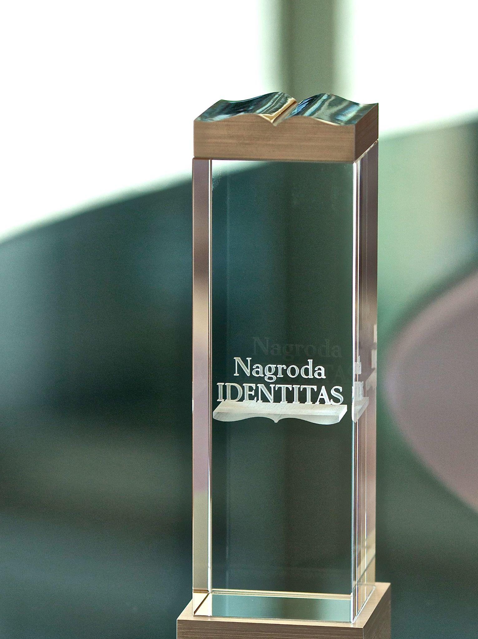 Tomasz Grzywaczewski z Nagrodą Identitas 2022. 