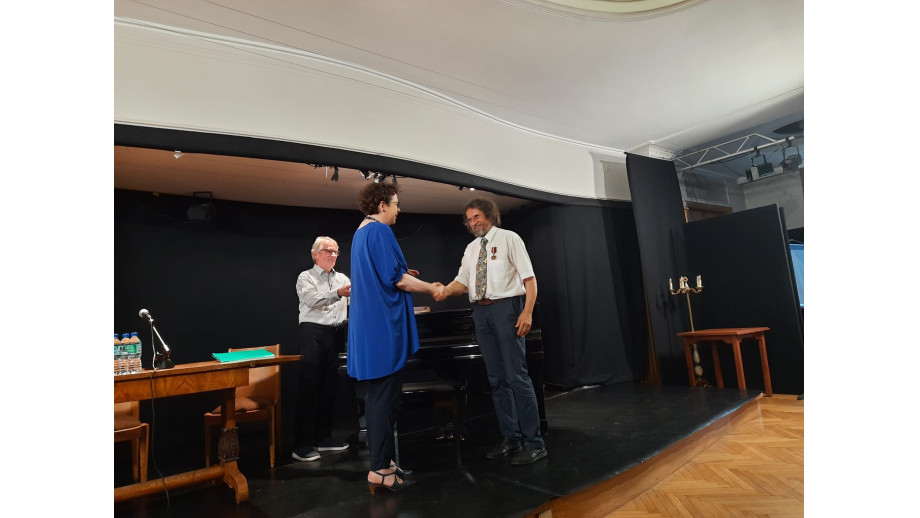 Troje pisarzy odznaczonych medalami Zasłużony Kulturze Gloria Artis
