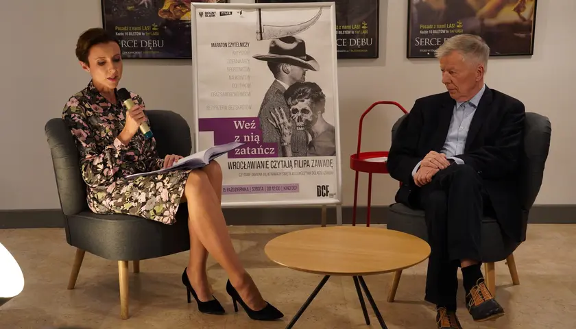 Wyjątkowy maraton we Wrocławiu. Ponad 100 osób czytało przez kilka godzin jedną książkę 