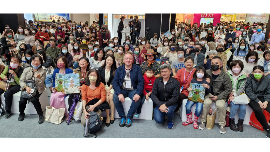 „Z daleka więcej widać”. Piotr Socha po Międzynarodowej Wystawie Książek w Tajpej