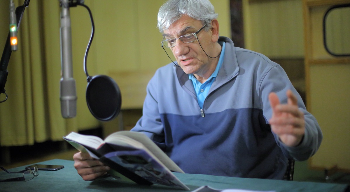 Zostanwdomu z Dwójką: „Obsługiwałem angielskiego króla" w mistrzowskiej interpretacji Wiktora Zborowskiego